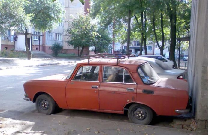 Маючи намір купити нову машину, подружжя вирішило подарувати стару ...